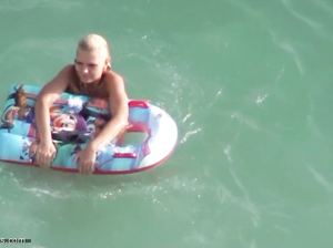 Милашка плавает на водном матрасе по воде