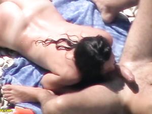 Брюнетка делает минет на нудистском пляже пока никто не видит