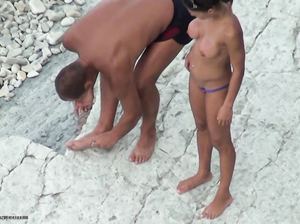 Сисястая чика отдыхает на пляже с бойфрендом