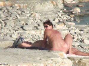 Женщина на пляже тайком посасывает член