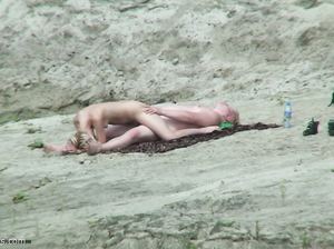 Блондинка оседлала киской член своего дружка на нудистском пляже