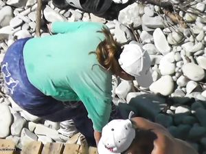 Беззаботные нудисты организовывают лагерь на берегу моря