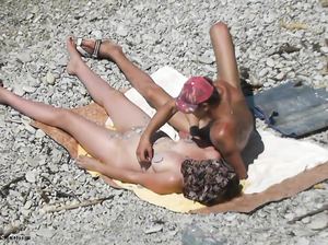 Девушки пришли на нудистский пляж позагорать
