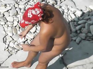 Скрытая камера застукала телок без одежды