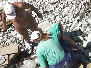 Голая тетка со своей подругой обустраиваются на пляже