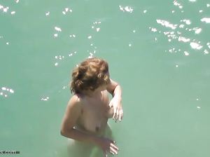 Красотка разделась на озере и купается голой