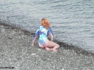 Рыжая девица приятно проводит время на диком пляже в компании друзей