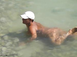Милфа в кепке плавает голышом, не замечая скрытого наблюдения