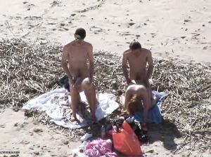 Толпа парней на пляже пускает по кругу двух проституток