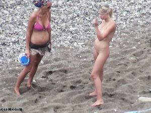 Подружки нудистки разбивают небольшой лагерь на пляже