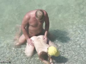 Мужик привез жену на дикий пляж и отодрал ее в море