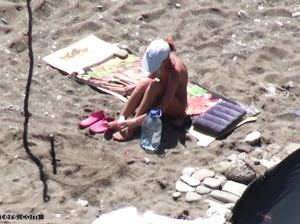 Голая нудистка засветилась на скрытую камеру