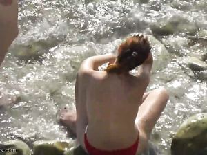 Парень просит телку подрочить ему на нудистском пляже