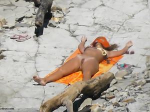 Молодая деваха загорает голышом на диком пляже