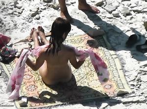 Парочка молодоженов отдыхает на нудистском пляже