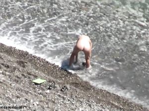 Девушка разделась и полощет пизду в море