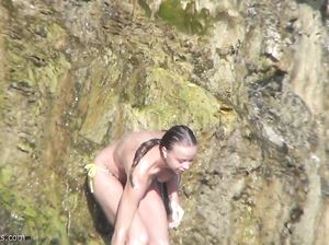 Пока никто не видит крошка трогает пизду