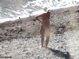 Девка в панаме ходит голая по пляжу