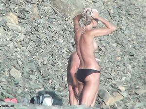 Молодежь пришла на нудистский пляж позагорать