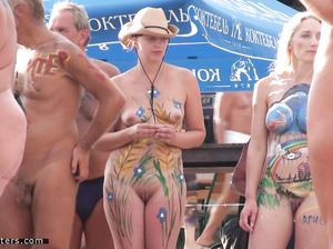 Видеосъемка парада русских нудистов с разрисованными телами