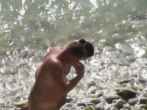 Стройная женщина в возрасте загорает голая с мужиком