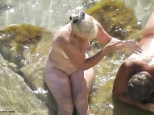 Жирная баба наслаждается отдыхом на диком пляже со своим мужем