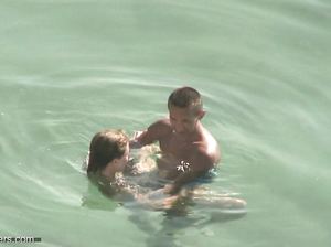 Пацан трахает девку в речке