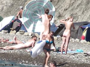Голых людей снимают тайком на пляже