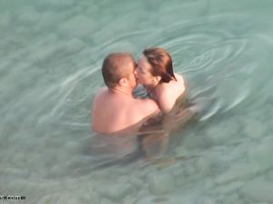 Снял на скрытую камеру, как девчонка дрочит парню в воде