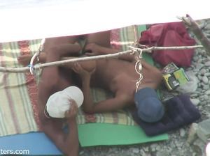 Девке на пляже чувак ласкает пизду