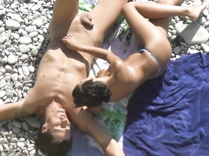 Обнаженные парень и девушка на безлюдном пляже