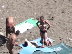 Заядлые нудисты наслаждаются отдыхом на своем любимом диком пляже