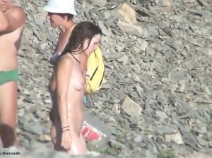 Симпатичные нудистки даже не подозревают, что за ними наблюдают