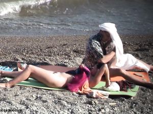 За нудистами внимательно следят на пляже через камеру