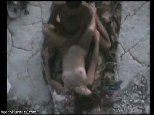 Парень привез свою малышку на дикий пляж и страстно оттрахал на камнях