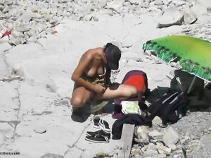 Девчонка бреет пизду на диком нудистском пляже