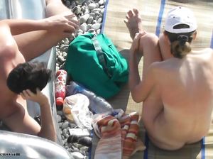 Подсматривают за голыми девчонками на пляже