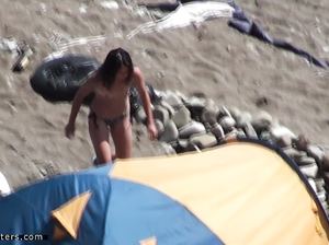 Девица приехала на дикий пляж со своим парнем, чтоб помочить ножки в море