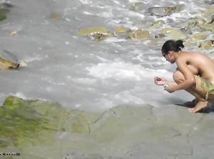 Стройная девушка не знает, что за ней кто-то следит на пляже