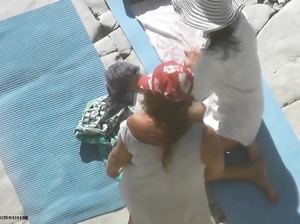 Русские телки разделись на пляже и загорают