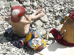 За нудистами на пляже активно подсматривают