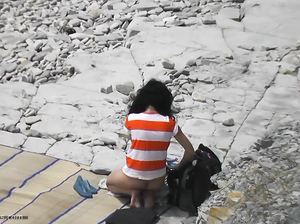 Извращенец подглядывает за девушками на нудистском пляже