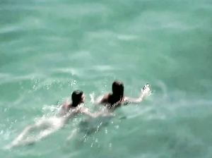 Развратная девка купается в море голышом со своим парнем и соблазняет его