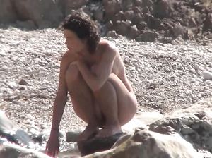 Парень подглядывает за милой крошкой с волостой киской, которая отдыхает на пляже