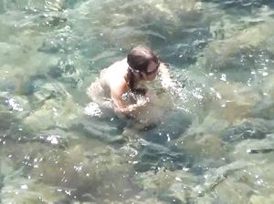 Парень подсматривает за своей бышей подружкой, которая купает в море голышом