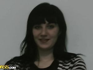 Молодую студентку пускают по кругу на вечеринке