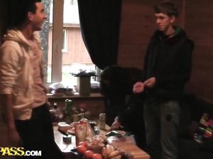Студенты напились и устроили развратную вечеринку