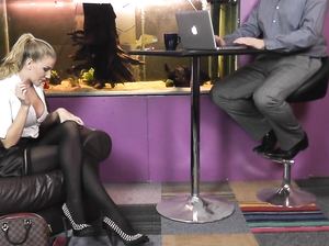 Даниэлла пососала конфетку, а потом принялась за член