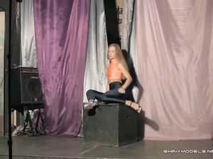 Сладкая девушка Юлия Тихомирова показывает свое стройное тело