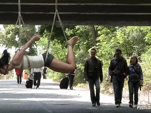 Молодую крошку крепко связали и подвесили в людном месте